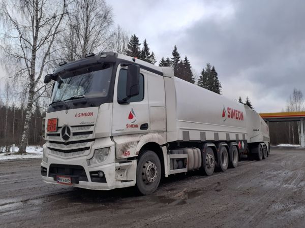 Simeonin MB 3553 Actros
Kiitosimeon Oy:n MB 3553 Actros säiliöyhdistelmä.

Avainsanat: Simeon Kiitosimeon MB 3553 Actros Shell Hirvaskangas 168