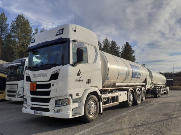 Simeonin Scania 560R
Kiitosimeon Oy:n Scania 560R säiliöyhdistelmä.
Avainsanat: Kiitosimeon Simeon Scania 560R ST1 Hirvaskangas 192