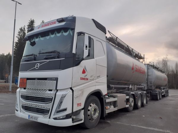 Simeonin Volvo FH540
Kiitosimeon Oy:n Volvo FH540 säiliöyhdistelmä.
Avainsanat: Kiitosimeon Simeon Volvo FH540 ABC Hirvaskangas 193