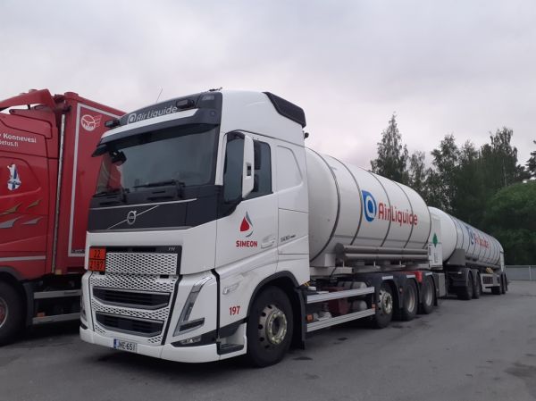 Simeonin Volvo FH500
Kiitosimeon Oy:n Volvo FH500 säiliöyhdistelmä.
Avainsanat: Kiitosimeon Simeon Volvo FH500 197 Air Lique Neste