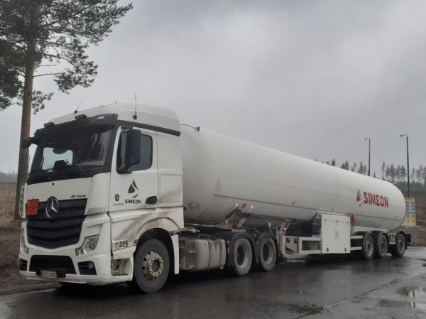Klikkaa kuvaa nähdäksesi se täysikokoisena
==============
Simeonin MB 2653 Actros
Kiitosimeon Oy:n MB 2653 Actros puoliperävaunuyhdistelmä.
Avainsanat: Simeon Kiitosimeon MB 2653 Actros ST1 Hirvaskangas 225 Simeonin MB 2653 Actros
Kiitosimeon Oy:n MB 2653 Actros puoliperävaunuyhdistelmä.
Avainsanat: Simeon Kiitosimeon MB 2653 Actros ST1 Hirvaskangas 225