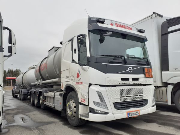 Simeonin Volvo FM500
Kiitosimeon Oy:n Volvo FM500 säiliöyhdistelmä.
Avainsanat: Kiitosimeon Simeon Volvo FM500 ABC Hirvaskangas 236