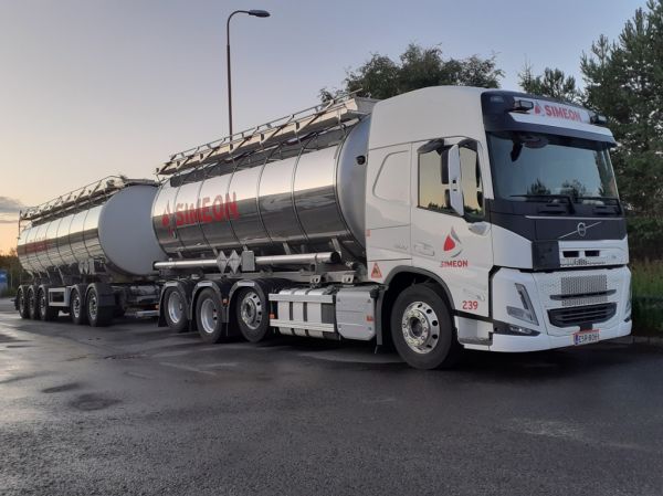 Simeonin Volvo FM500
Kiitosimeon Oy:n Volvo FM500 säiliöyhdistelmä.
Avainsanat: Kiitosimeon Simeon Volvo FM500 ABC Hirvaskangas 239