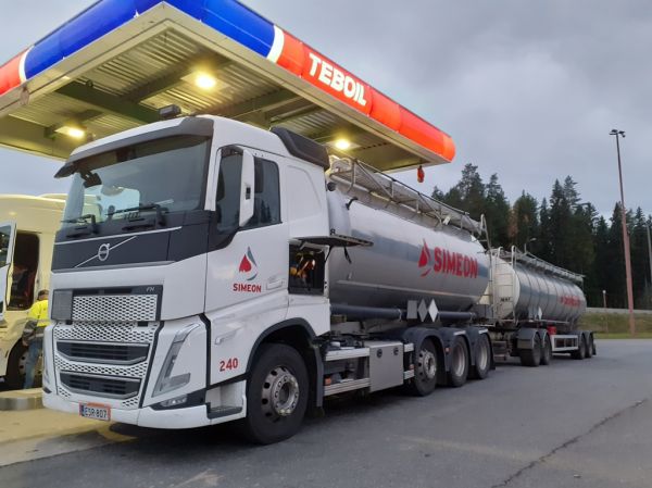 Simeonin Volvo FH
Kiitosimeon Oy:n Volvo FH säiliöyhdistelmä.
Avainsanat: Kiitosimeon Simeon Volvo FH ABC Hirvaskangas 240