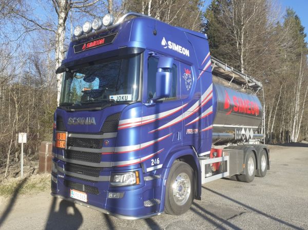 Simeonin Scania R500
Kiitosimeon Oy:n Scania R500 säiliöauto.
Avainsanat: Kiitosimeon Simeon Scania R500 ST1 Hirvaskangas 246 Joku