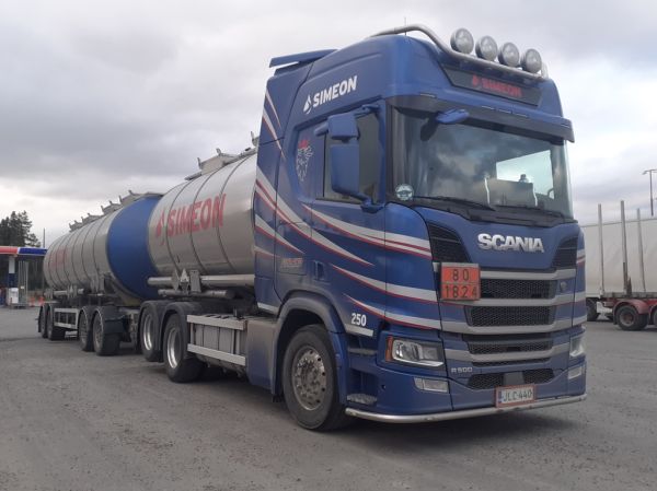 Simeonin Scania R500
Kiitosimeon Oy:n Scania R500 säiliöyhdistelmä.
Avainsanat: Kiitosimeon Simeon Scania R500 ABC Hirvaskangas 250