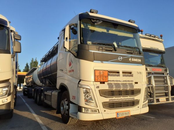 Simeonin Volvo FH500
Kiitosimeon Oy:n Volvo FH500 säiliöyhdistelmä.
Avainsanat: Kiitosimeon Simeon Volvo FH500 Shell Hirvaskangas 251