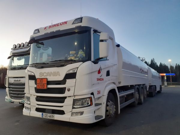 Klikkaa kuvaa nähdäksesi se täysikokoisena
==============
Simeonin Scania G540
Kiitosimeon Oy:n Scania G540 säiliöyhdistelmä.
Avainsanat: Kiitosimeon Simeon Scania G540 ABC Hirvaskangas 261 Simeonin Scania G540
Kiitosimeon Oy:n Scania G540 säiliöyhdistelmä.
Avainsanat: Kiitosimeon Simeon Scania G540 ABC Hirvaskangas 261