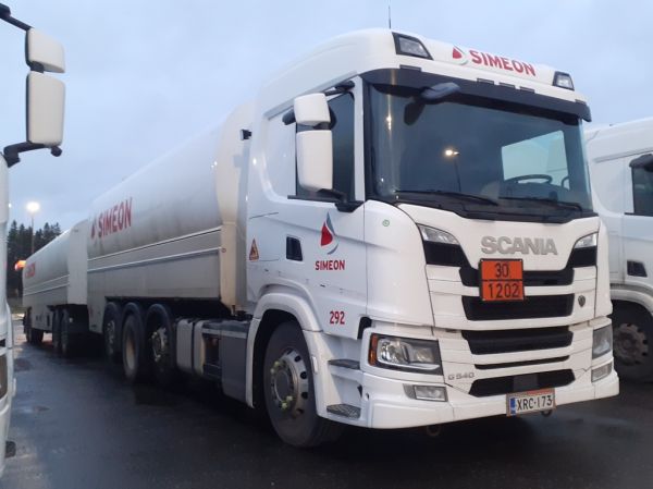 Klikkaa kuvaa nähdäksesi se täysikokoisena
==============
Simeonin Scania G540
Kiitosimeon Oy:n Scania G540 säiliöyhdistelmä.
Avainsanat: Kiitosimeon Simeon Scania G540 ABC Hirvaskangas 292 Simeonin Scania G540
Kiitosimeon Oy:n Scania G540 säiliöyhdistelmä.
Avainsanat: Kiitosimeon Simeon Scania G540 ABC Hirvaskangas 292