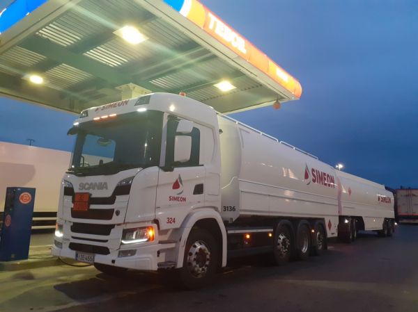 Simeonin Scania G540
Kiitosimeon Oy:n Scania G540 säiliöyhdistelmä.
Avainsanat: Kiitosimeon Simeon Scania G540 ABC Hirvaskangas 324