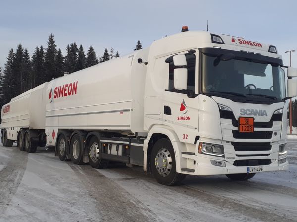 Klikkaa kuvaa nähdäksesi se täysikokoisena
==============
Simeonin Scania 560G
Kiitosimeon Oy:n Scania 560G säiliöyhdistelmä.
Avainsanat: Kiitosimeon Simeon Scania 560G 32 ABC Hirvaskangas Simeonin Scania 560G
Kiitosimeon Oy:n Scania 560G säiliöyhdistelmä.
Avainsanat: Kiitosimeon Simeon Scania 560G 32 ABC Hirvaskangas