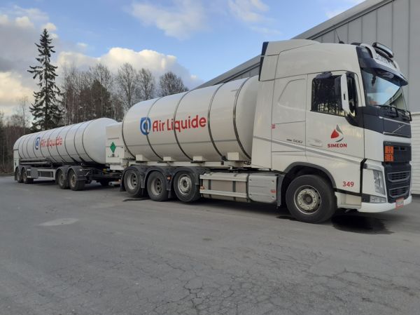 Simeonin Volvo FH500
Kiitosimeon Oy:n Volvo FH500 säiliöyhdistelmä.
Avainsanat: Kiitosimeon Simeon Volvo FH500 349 Air Lique Neste