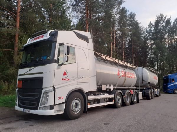 Klikkaa kuvaa nähdäksesi se täysikokoisena
==============
Simeonin Volvo FH500
Kiitosimeon Oy:n Volvo FH500 säiliöyhdistelmä.
Avainsanat: Kiitosimeon Simeon Volvo FH500 ST1 Hirvaskangas 379 Simeonin Volvo FH500
Kiitosimeon Oy:n Volvo FH500 säiliöyhdistelmä.
Avainsanat: Kiitosimeon Simeon Volvo FH500 ST1 Hirvaskangas 379