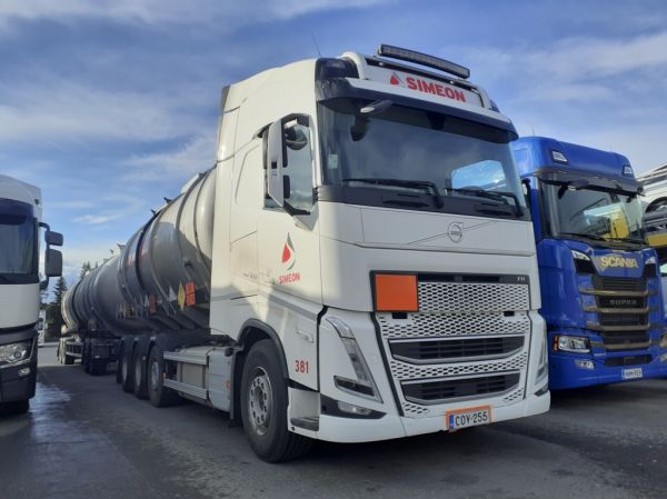 Simeonin Volvo FH500
Kiitosimeon Oy:n Volvo FH500 säiliöyhdistelmä.
Avainsanat: Kiitosimeon Simeon Volvo FH500 ABC Hirvaskangas 381