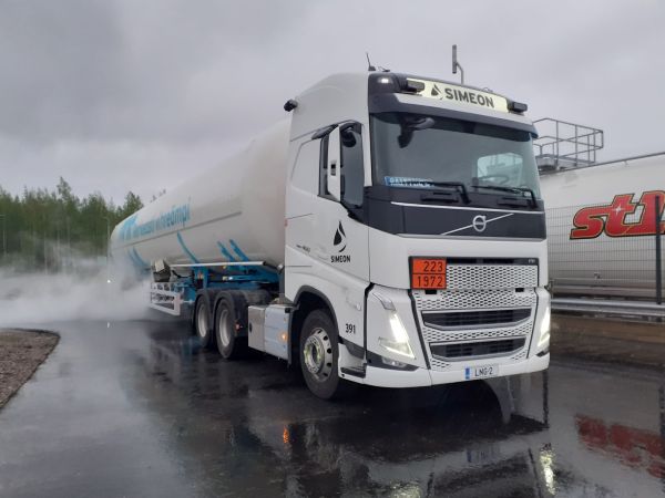 Simeonin Volvo FH460
Kiitosimeon Oy:n Volvo FH460 puoliperävaunuyhdistelmä.
Avainsanat: Simeon Kiitosimeon Volvo FH460 Hirvaskangas Raittinen 391
