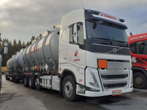 Simeonin Volvo FH500
Kiitosimeon Oy:n Volvo FH500 säiliöyhdistelmä.
Avainsanat: Kiitosimeon Simeon Volvo FH500 ABC Hirvaskangas 397