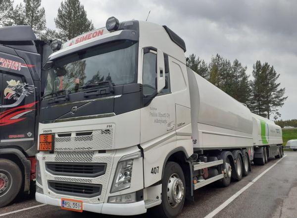 Kuljetus P Ripatin Volvo FH500
Kiitosimeonin ajossa oleva Kuljetus P Ripatti Oy:n Volvo FH500 säiliöyhdistelmä.
Avainsanat: Simeon Kiitosimeon Ripatti Volvo FH500 Shell Hirvaskangas 407