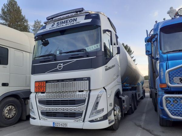 Porin Säiliökuljetuksen Volvo FH460
Kiitosimeonin ajossa oleva Porin Säiliökuljetus Oy:n Volvo FH460 puoliperävaunuyhdistelmä.
Avainsanat: Simeon Kiitosimeon Porin-Säiliökuljetus Volvo FH460 Shell Hirvaskangas 410 Oskari