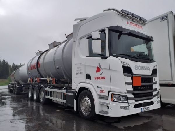 Ikonen Yhtiöt Oy:n Scania 560R
Kiitosimeonin ajossa oleva Ikonen Yhtiöt Oy:n Scania 560R säiliöyhdistelmä.
Avainsanat: Simeon Kiitosimeon Ikonen-Yhtiöt Scania 560R ABC Hirvaskangas