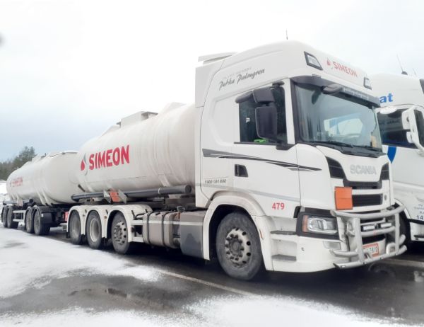 Tilausliikenne P Palmgrenin Scania
Kiitosimeonin ajossa oleva Tilausliikenne P Palmgren Oy:n Scania säiliöyhdistelmä.
Avainsanat: Simeon Kiitosimeon Palmgren Scania Shell Hirvaskangas 479