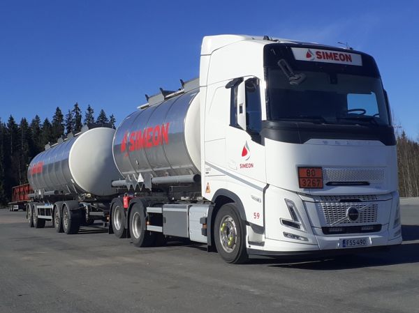 Simeonin Volvo FH500
Kiitosimeon Oy:n Volvo FH500 säiliöyhdistelmä.
Avainsanat: Kiitosimeon Simeon Volvo FH500 ABC Hirvaskangas 59
