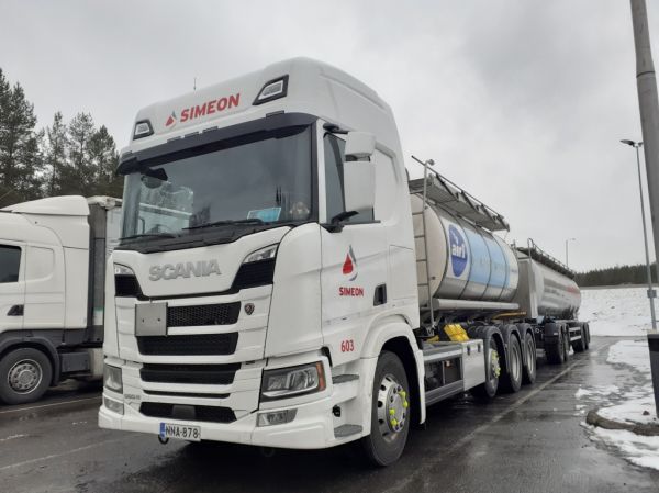 Simeonin Scania 560R
Kiitosimeon Oy:n Scania 560R säiliöyhdistelmä.
Avainsanat: Kiitosimeon Simeon Scania 560R Shell Hirvaskangas 603