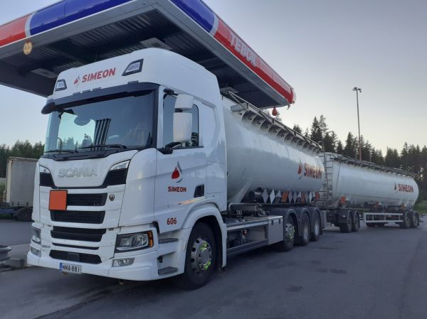 Simeonin Scania 560R
Kiitosimeon Oy:n Scania 560R säiliöyhdistelmä.
Avainsanat: Kiitosimeon Simeon Scania 560R ABC Hirvaskangas 606