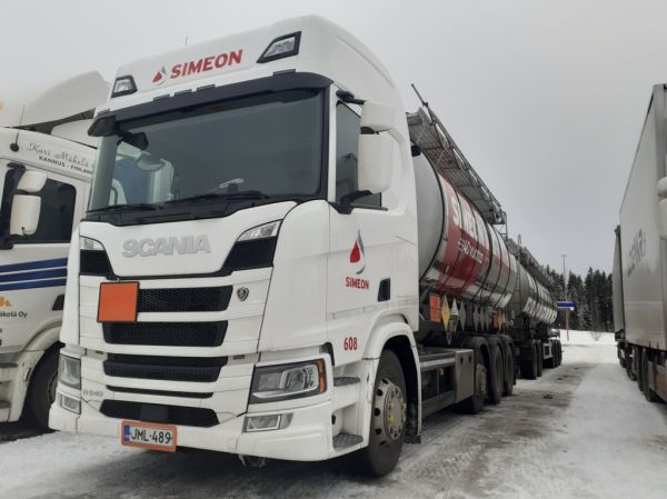 Simeonin Scania R540
Kiitosimeon Oy:n Scania R540 säiliöyhdistelmä.
Avainsanat: Simeon Kiitosimeon Scania R540 Shell Hirvaskangas 608