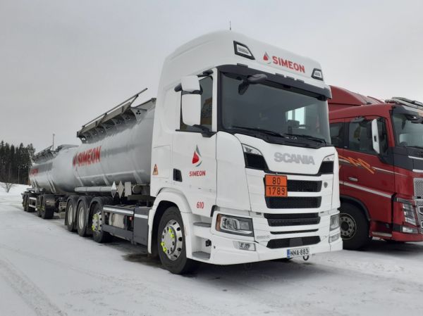 Simeonin Scania 560R
Kiitosimeon Oy:n Scania 560R säiliöyhdistelmä.
Avainsanat: Kiitosimeon Simeon Scania 560R ABC Hirvaskangas 610