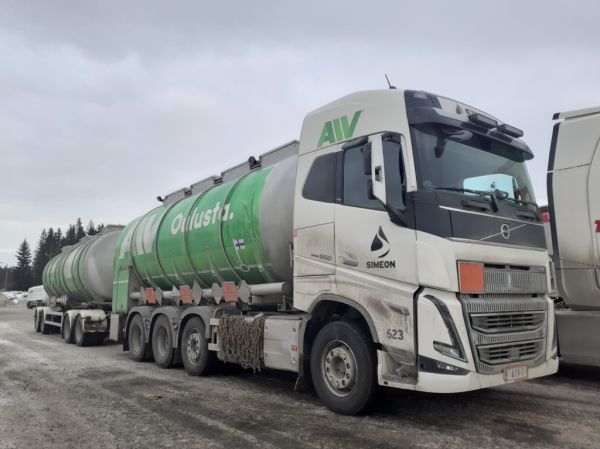 Simeonin Volvo FH16
Kiitosimeon Oy:n Volvo FH16 säiliöyhdistelmä.
Avainsanat: Kiitosimeon Simeon Volvo FH16 ABC Hirvaskangas 623 AIV