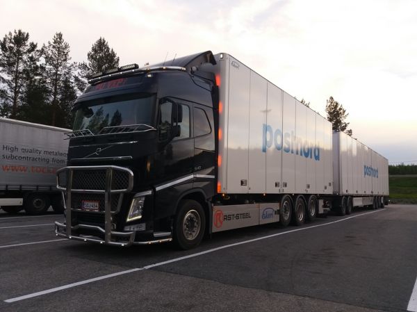 Kuljetusliike Pu-Vapin Volvo FH540
Kuljetusliike Pu-Vap Oy:n Volvo FH540 täysperävaunuyhdistelmä.
Avainsanat: Sipola Pu-Vap Volvo FH540 Shell Hirvaskangas