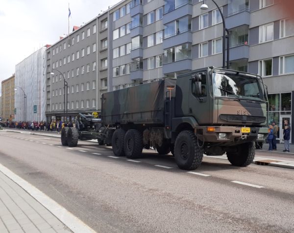 Puolustusvoimien Sisu E11
Puolustusvoimien Sisu E11 maastokuorma-auto ja raskas kenttäkanuuna.
Avainsanat: Puolustusvoimat PV Sisu E11