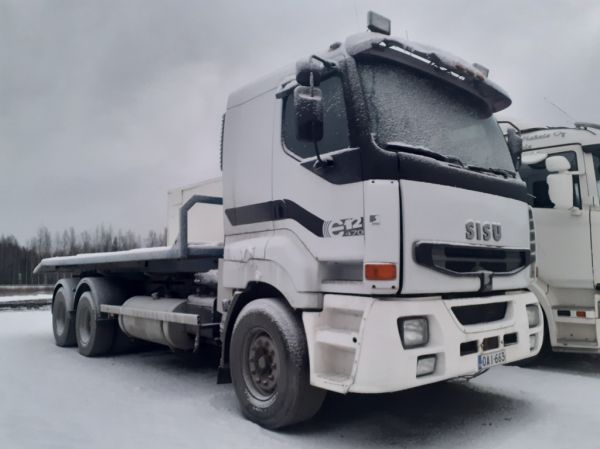 Sisu E12
Sisu E12 koukkulava-auto.
Avainsanat: Sisu E12 Hirvaskangas