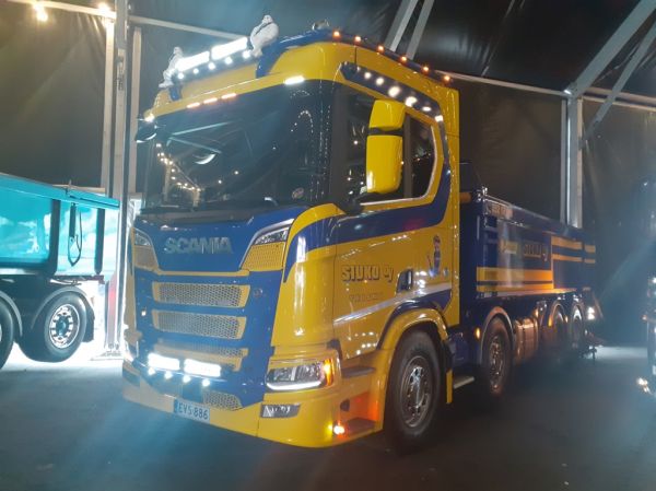 Klikkaa kuvaa nähdäksesi se täysikokoisena
==============
Siukon Scania
Siuko Oy:n Scania sora-auto.
Avainsanat: Siuko Scania Himos26 Siukon Scania
Siuko Oy:n Scania sora-auto.
Avainsanat: Siuko Scania Himos26