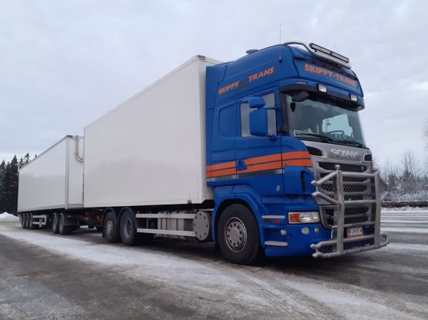 Skippy-Transin Scania R500
Skippy-Transin Scania R500 täysperävaunuyhdistelmä.
Avainsanat: Skippy-Trans Scania R500 ABC Hirvaskangas