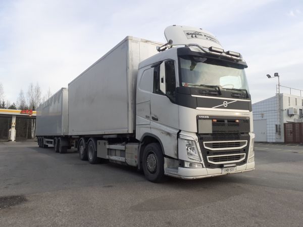 Soinin Kuljetus&Koneen Volvo FH500
Soinin Kuljetus&Kone Oy:n Volvo FH500 täysperävaunuyhdistelmä.
Avainsanat: Soinin Kuljetus&Kone ST1 Hirvaskangas Volvo FH500