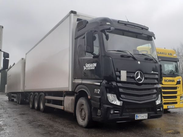Soisalon Liikenteen MB Actros
Soisalon Liikenne Oy:n MB Actros täysperävaunuyhdistelmä.
Avainsanat: Soisalon Liikenne MB Actros ABC Hirvaskangas 112