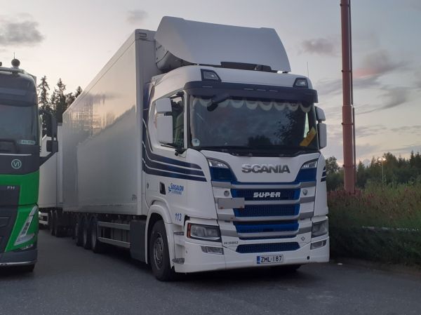 Klikkaa kuvaa nähdäksesi se täysikokoisena
==============
Soisalon Liikenteen Scania R580
Soisalon Liikenne Oy:n Scania R580 täysperävaunuyhdistelmä.
Avainsanat: Soisalon Liikenne Scania R580 ABC Hirvaskangas 113 Nummis Soisalon Liikenteen Scania R580
Soisalon Liikenne Oy:n Scania R580 täysperävaunuyhdistelmä.
Avainsanat: Soisalon Liikenne Scania R580 ABC Hirvaskangas 113 Nummis