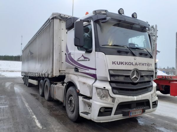 SoraKukkolan MB 2651 Actros
SoraKukkola Oy:n MB 2651 Actros puoliperävaunuyhdistelmä.
Avainsanat: SoraKukkola Kukkola Kukkola-Yhtiöt MB 2651 Actros Shell Hirvaskangas