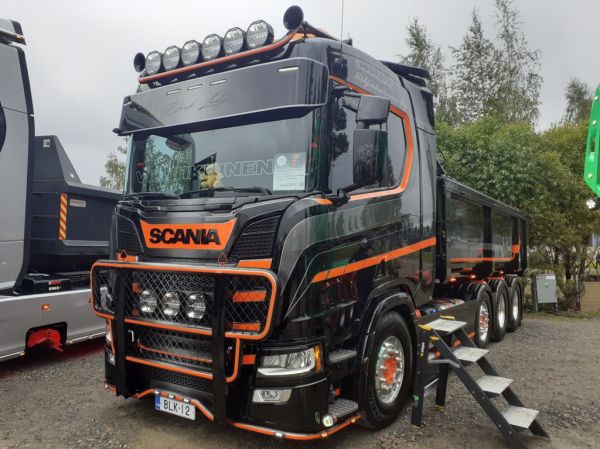 Soraliike Viljakaisen Scania R770
Soraliike Viljakainen Oy:n Scania R770 sora-auto.
Avainsanat: Viljakainen Scania R770 Tahko25
