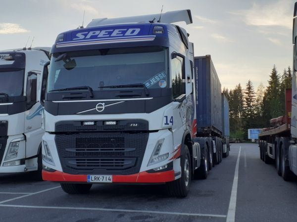 Speedin Volvo FM
Speed Oy:n Volvo FM puoliperävaunu+vasikkayhdistelmä.
Avainsanat: Speed Trucking Team Volvo FM ABC Hirvaskangas 14 Jesse