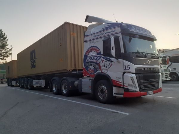 Sevitransin Volvo FM540
Speed Oy:n ajossa oleva Sevitrans Oy:n Volvo FM540 puoliperävaunu+vasikkayhdistelmä.
Avainsanat: Sevitrans Speed Trucking Team Volvo FM540 Shell Hirvaskangas
