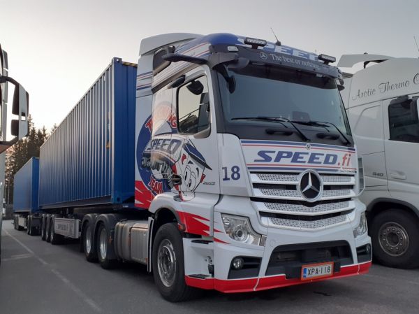 Speedin MB 2653 Actros
Speed Oy:n MB 2653 Actros HCT-yhdistelmä.
Keywords: Speed Trucking Team MB 2653 Actros Hct ABC Hirvaskangas