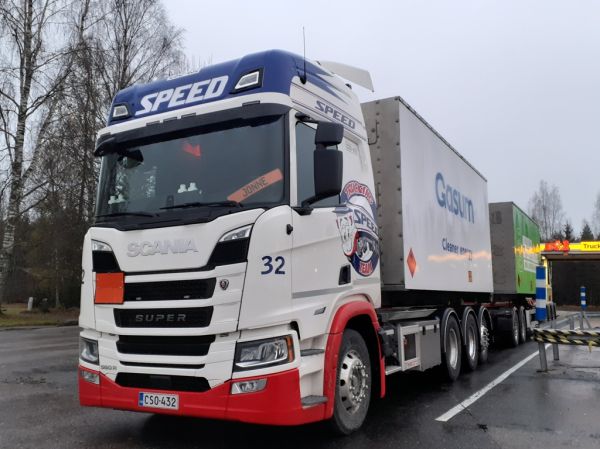 Speedin Scania 560R
Speed Oy:n Scania 560R täysperävaunuyhdistelmä.
Avainsanat: Speed Scania 560R Gasum ST1 Hirvaskangas Jonne