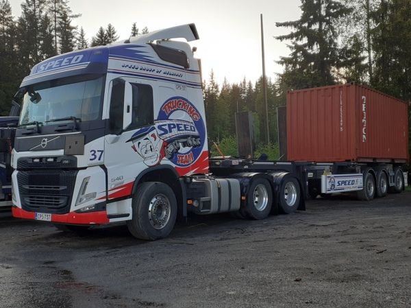 Speed Groupin Volvo FM540
Speed Group Oy:n Volvo FM540 puoliperävaunuyhdistelmä.
Avainsanat: Speed -Group Speed Trucking Team Volvo FM540 ABC Hirvaskangas 37