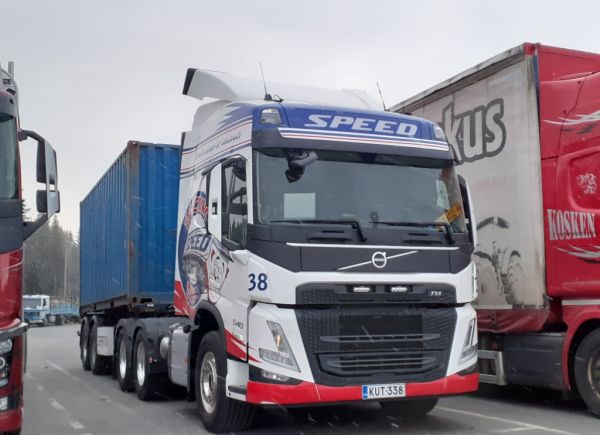 Speed Groupin Volvo FM540
Speed Group Oy:n Volvo FM540 puoliperävaunuyhdistelmä.
Avainsanat: Speed-Group Speed Trucking Team Volvo FM540 ABC Hirvaskangas Lasse 38