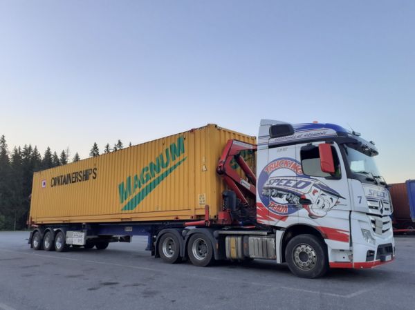 Sevitransin MB 2663 Actros
Speed Oy:n ajossa oleva Sevitrans Oy:n MB 2663 Actros puoliperävaunuyhdistelmä.
Avainsanat: Sevitrans Speed Trucking Team MB 2663 Actros ABC Hirvaskangas 7