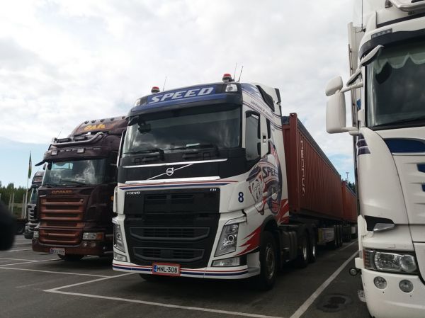 Sevitransin Volvo FH
Speed Oy:n ajossa oleva Sevitrans Oy:n Volvo FH HCT-yhdistelmä
Avainsanat: Sevitrans Speed Trucking Team Volvo FH HCT ABC Hirvaskangas 8
