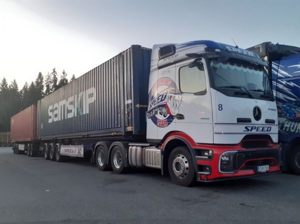 Klikkaa kuvaa nähdäksesi se täysikokoisena
==============
Speedin MB 2653 Actros L
Speed Oy:n MB 2653 Actros L hct-yhdistelmä.
Avainsanat: Speed Trucking Team MB 2653 ActrosL ABC Hirvaskangas 8 Speedin MB 2653 Actros L
Speed Oy:n MB 2653 Actros L hct-yhdistelmä.
Avainsanat: Speed Trucking Team MB 2653 ActrosL ABC Hirvaskangas 8