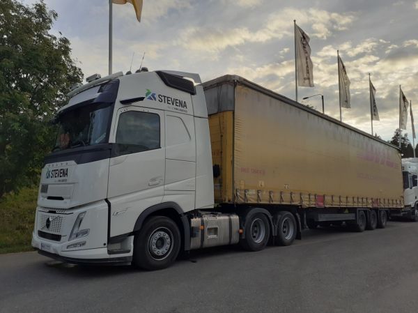 Klikkaa kuvaa nähdäksesi se täysikokoisena
==============
Stevenan Volvo FH500
Stevena Oy:n Volvo FH500 täysperävaunuyhdistelmä.
Avainsanat: Stevena KWH-Yhtymä Volvo FH500 ABC Hirvaskangas DHL Jörgen Stevenan Volvo FH500
Stevena Oy:n Volvo FH500 täysperävaunuyhdistelmä.
Avainsanat: Stevena KWH-Yhtymä Volvo FH500 ABC Hirvaskangas DHL Jörgen